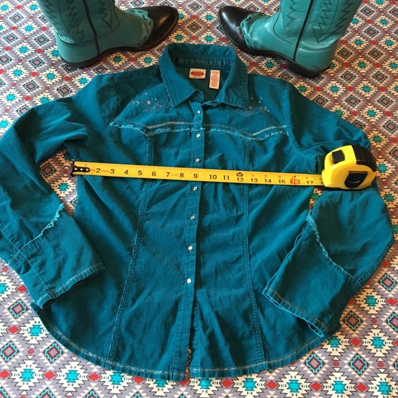 Bling button western shirt with flower embroidery - Picture 5 of 7